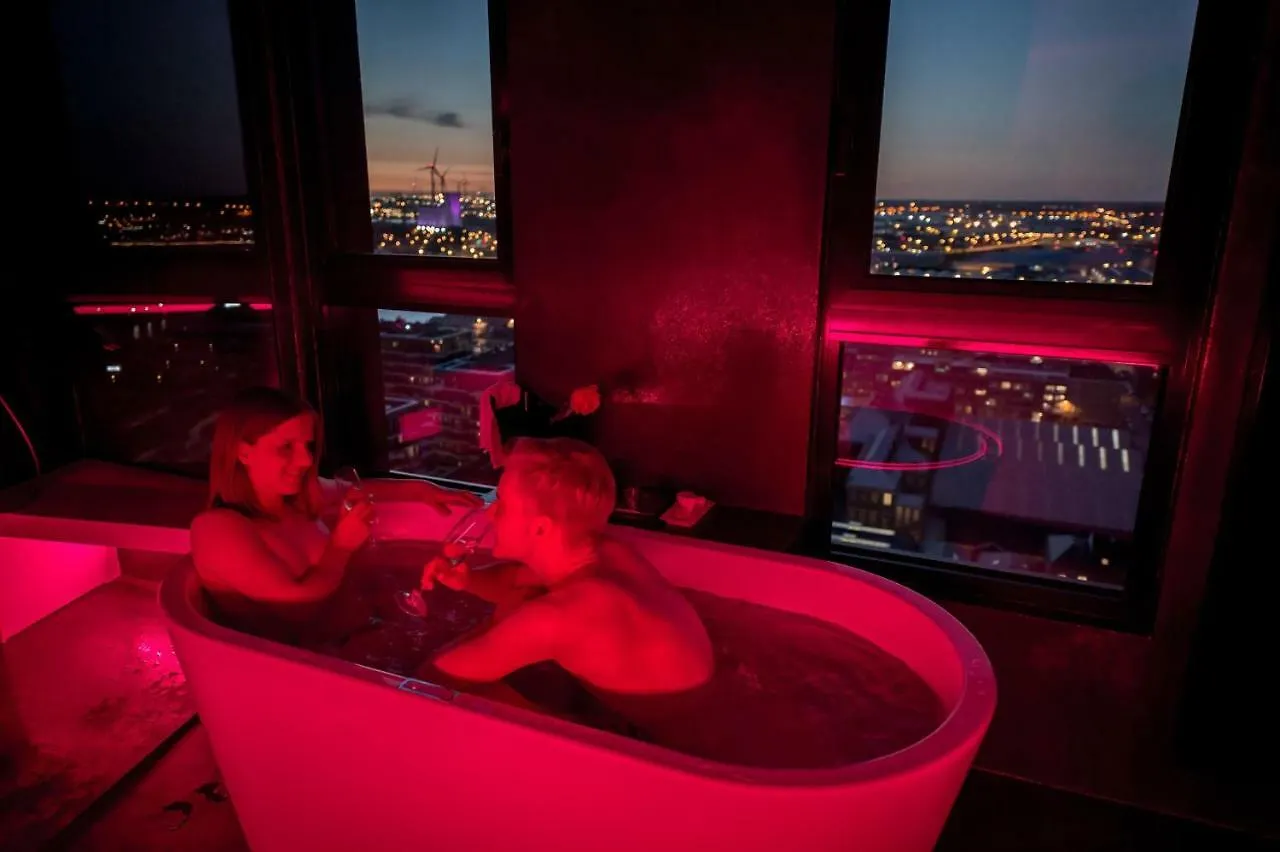 Apartamento SkyNooz-exclusive privé wellness penthouse Amberes